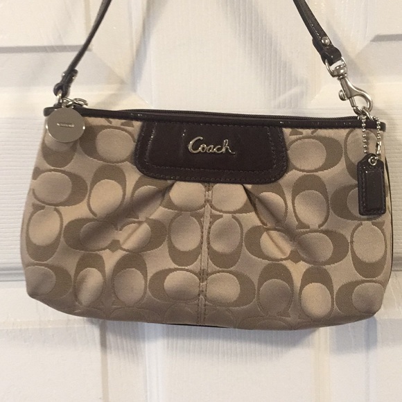 Coach Clutch - Picture 1 of 5